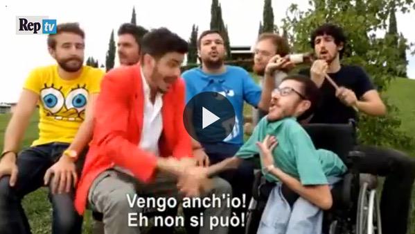 rep_firenze's tweet photo. "Il ragazzo che non può prendere il treno". Cantano L. Baglioni e @iacopo_melio http://t.co/ICUG9V74Ei #cantoanchio http://t.co/bS0eQuvwey