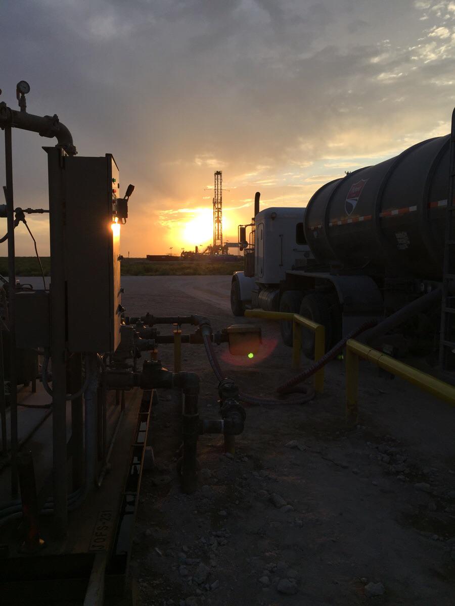 FoxOilfieldInc's tweet photo. Images like this are why we love #trucking. http://t.co/LZZnlgYadq