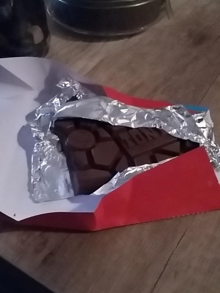 JeanineVrehe's tweet photo. Ja, het echte knak-geluid! Pure ( of toch melk ) -smaak-#beleving! #10000kansen http://t.co/lX7oSmKnX6
