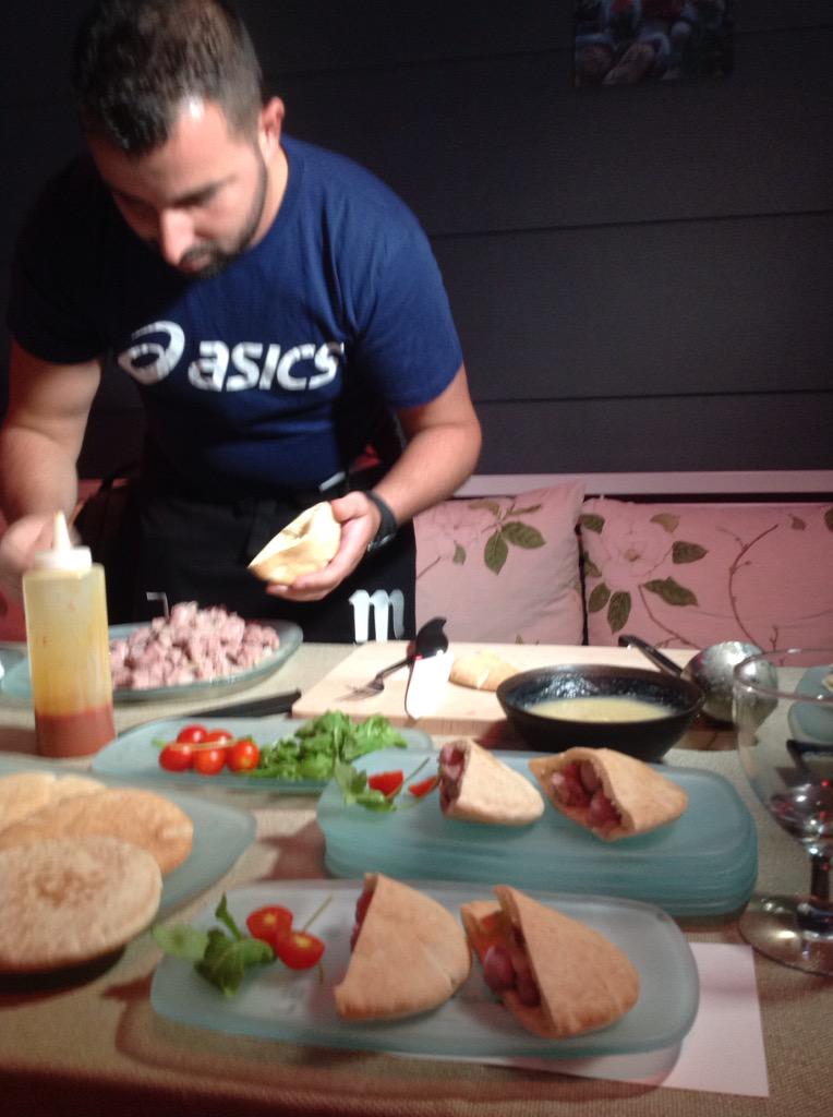 rest_lateral's tweet photo. Finalmente Alejandro Trigo @atrigo_ nos ofrece un rico Pita de longaniza con cebolla y salsa a la sidra #MiPinchoLTL http://t.co/N5u3aZIzuC