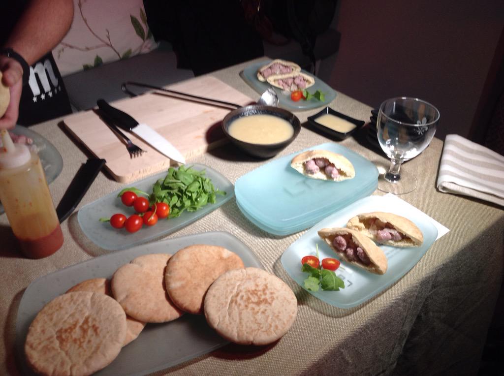 rest_lateral's tweet photo. Finalmente Alejandro Trigo @atrigo_ nos ofrece un rico Pita de longaniza con cebolla y salsa a la sidra #MiPinchoLTL http://t.co/N5u3aZIzuC