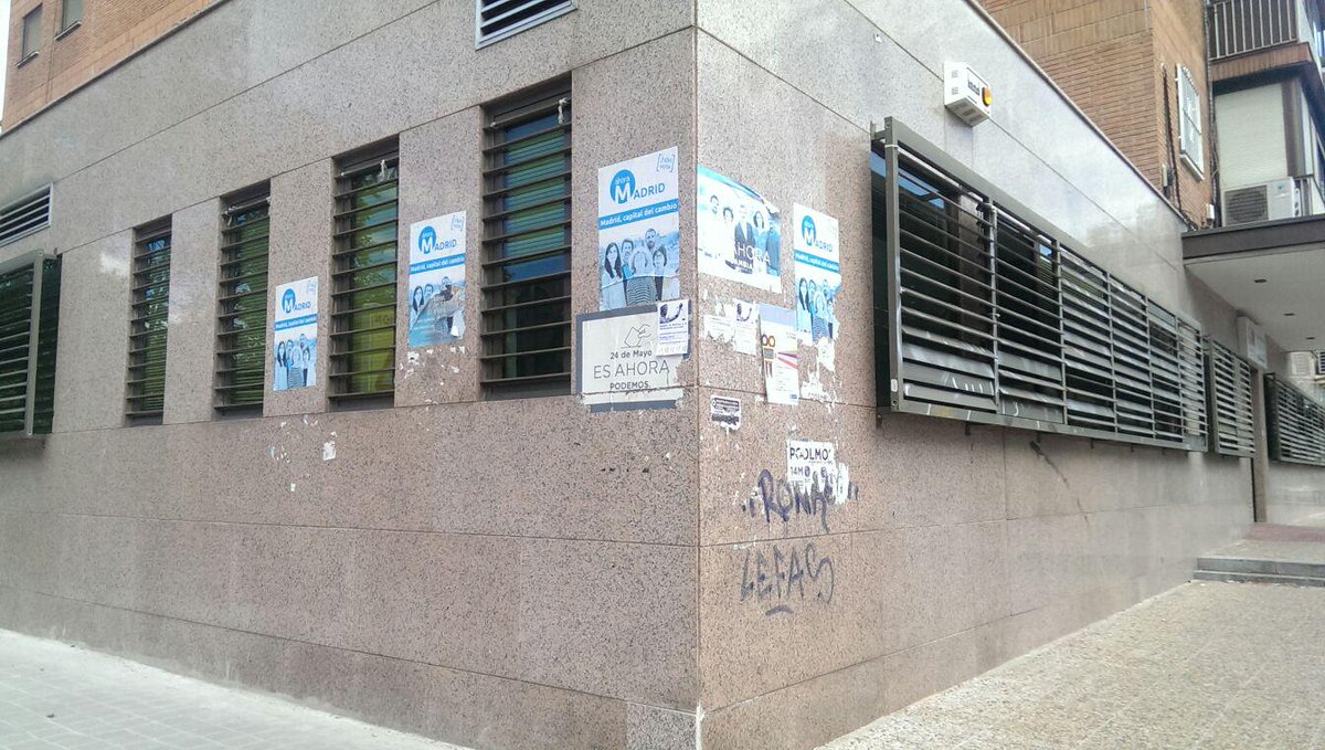 ARQFocus's tweet photo. @carloscuestaEM meses después y todavía sin retirar la propaganda electoral. Centro de salud Virgen de Begoña http://t.co/0MNHngrTfa