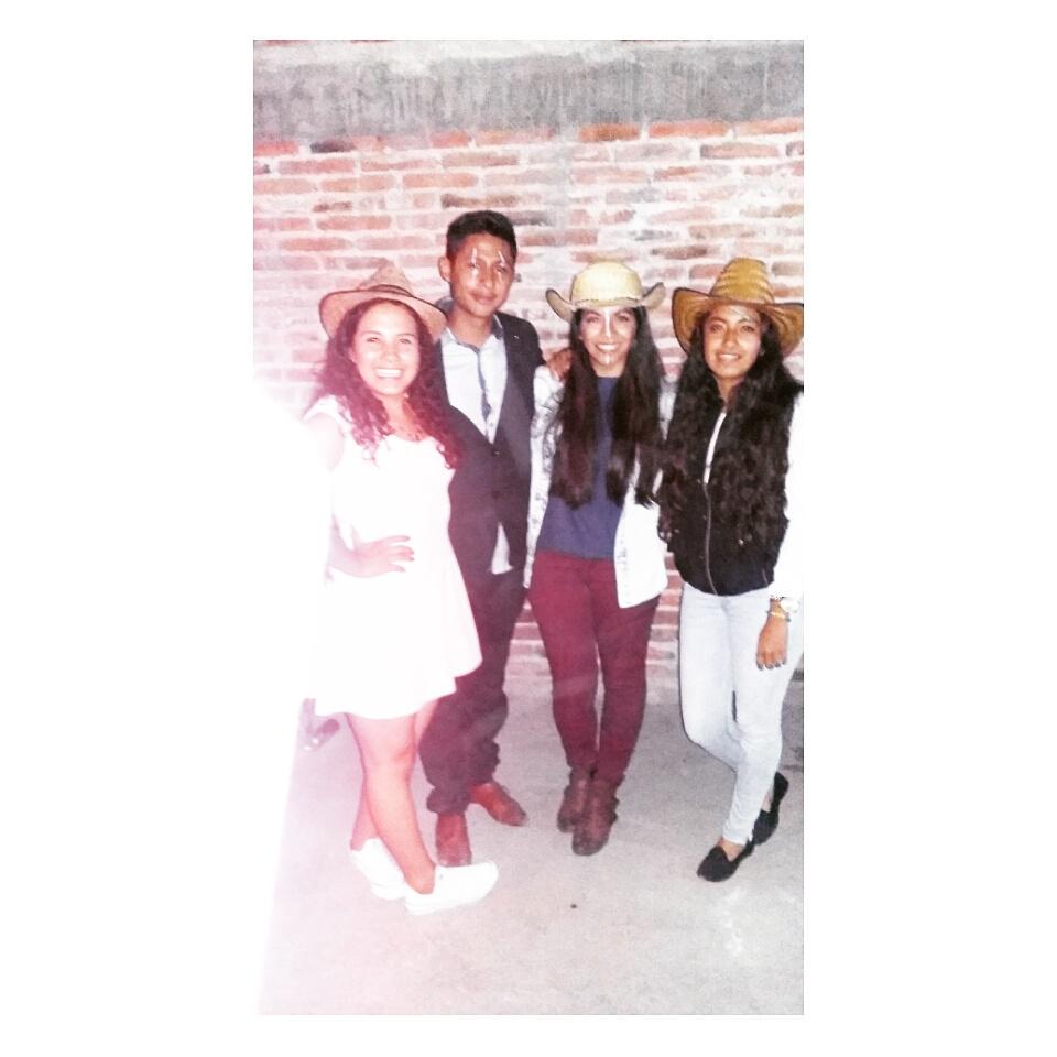 _alondravalos's tweet photo. Muchas felicidades , un año mas juntos.. te quiero carqui @guersonmenesess http://t.co/FZZcz3cNuK