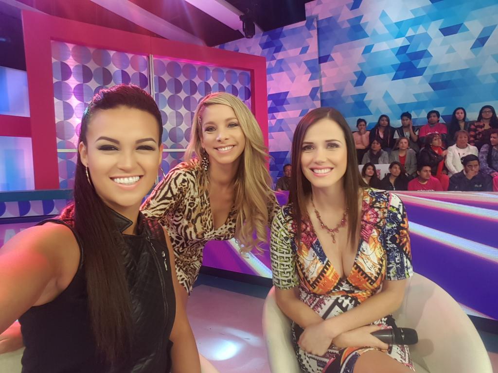 AngieArizaga's tweet photo. Con @MajuMantilla  y @SofiaFrancoA  en #alaire presentando la linea de jeans #AA http://t.co/WxK9surniU