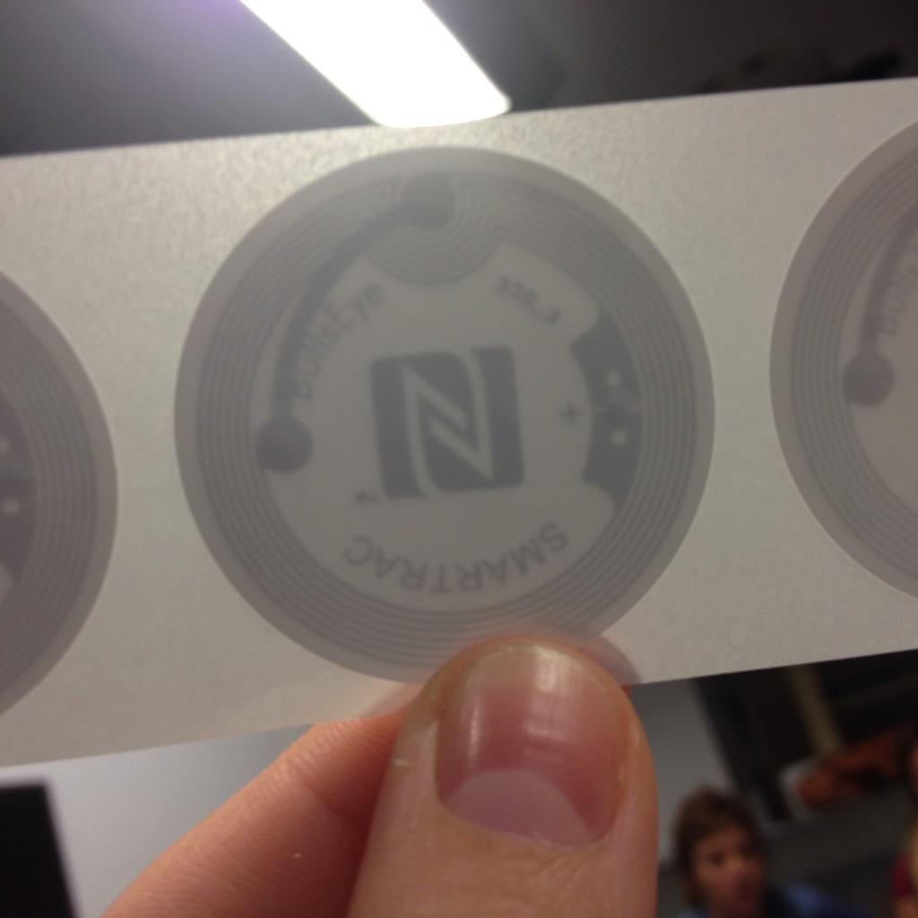 JohannaPStrand's tweet image. Aquí en #ISDI experimentando con NFC #smartTags #virtualObjects con un juego a lo Sherlock... @MGarasa @JoseLloveres