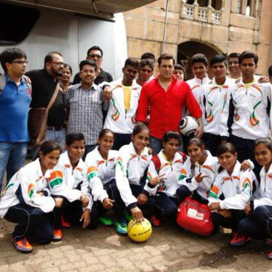 StarmountEnt's tweet photo. Humbled by the support given to #teamindia by our very own heartthrob. Here's the man himself @BeingSalmanKhan http://t.co/VUpTLpCg4N
