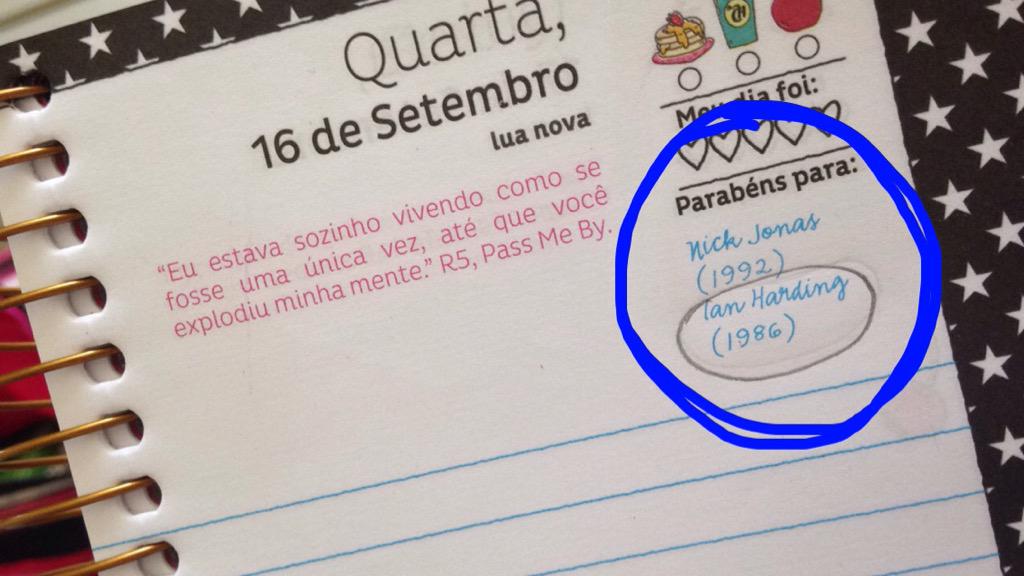  you\re on my school diary      It means \"Happy Birthday to Ian Harding\" in portuguese. 