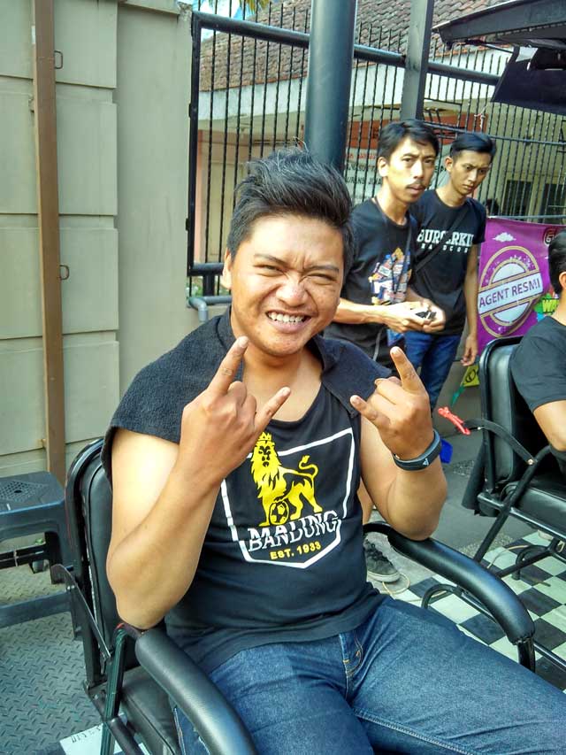 DPatahhati's tweet photo. Salam jari 3 \m/ "@BobotohSukajadi: Ingpoh► @blackboxbarber tempatna ngababad buuks biar ganteng maksimal. \m / http://t.co/gLySOhlr6f""