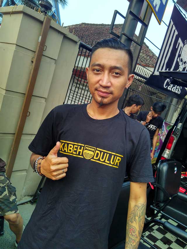 DPatahhati's tweet photo. Salam jari 3 \m/ "@BobotohSukajadi: Ingpoh► @blackboxbarber tempatna ngababad buuks biar ganteng maksimal. \m / http://t.co/gLySOhlr6f""