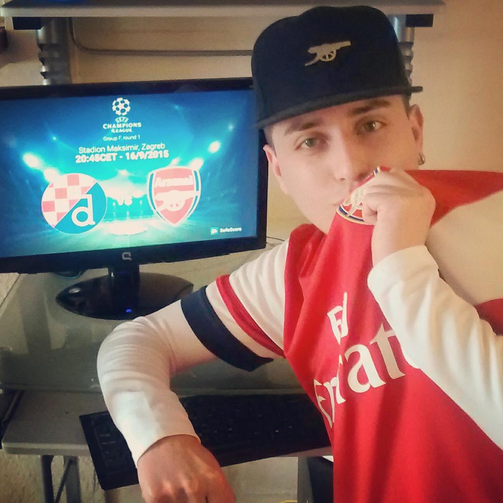 yipilaychilena's tweet photo. Instalados 💻 Para Ver Al Amor De Mi Vida, @Arsenal 💪
#ZAGvAFC #Arsenal #GrupoF #ChampionsLeague #COYG #igrieGunner http://t.co/VWTrWrD57L
