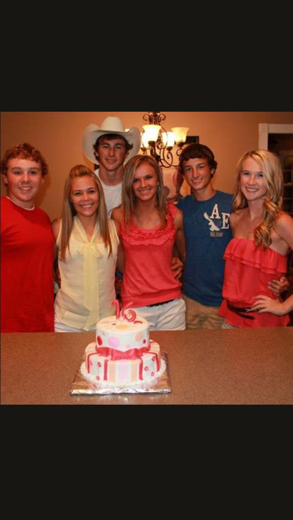malorimartin's tweet photo. @pcboatright @LindseyCothern @tylervarnadore @lanejohnson15 @TaylorMbtmbt 😫💛💚 http://t.co/gH1vsOAWEc