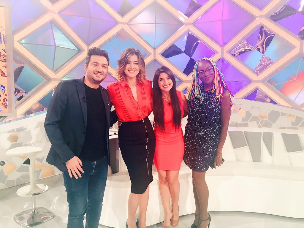 aresteixido's tweet photo. A punto de empezar @trencadis8tv junto a @XaviRodriguez, @lucreciaagua y la jefa @SandraBarneda! #AsuLadoSoyMuyBajita http://t.co/isBiwg1yMk