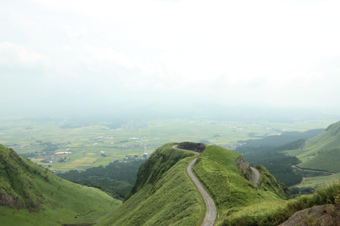 旅行写真bot ラピュタの道 阿蘇谷から阿蘇外輪山に至る登山道を 外輪山側から眺めた風景 阿蘇 カルデラに突き出した岬のような地形に張り付く道路が特徴的 雲海発生時の風景が 天空の城ラピュタ を思わせるらしい 15年9月 熊本県阿蘇市 Http T
