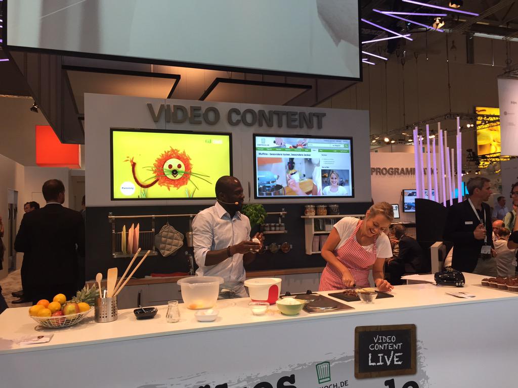 Hans Sarpei macht aber auch alles mit u sagt beim Backen: Fussball und Facebook ist das gleiche. #Dmexco2015 #content