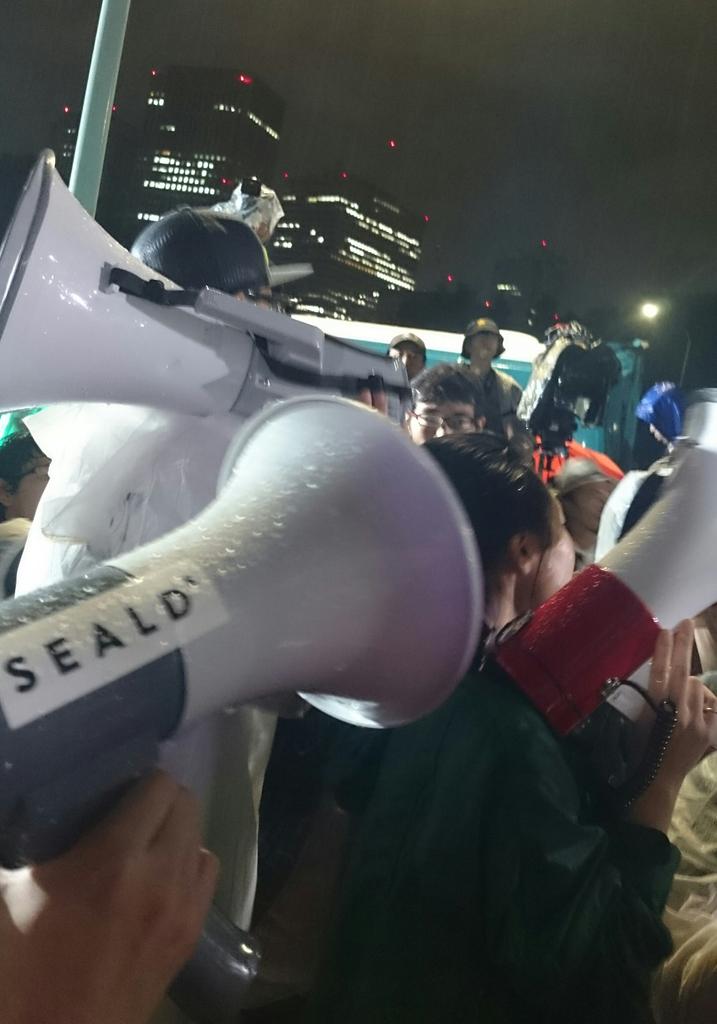 0時近くですが、まだ抗議は続いています！「野党はかんばれ！」
「戦争反対」「安倍は辞めろ」

#本当に止める