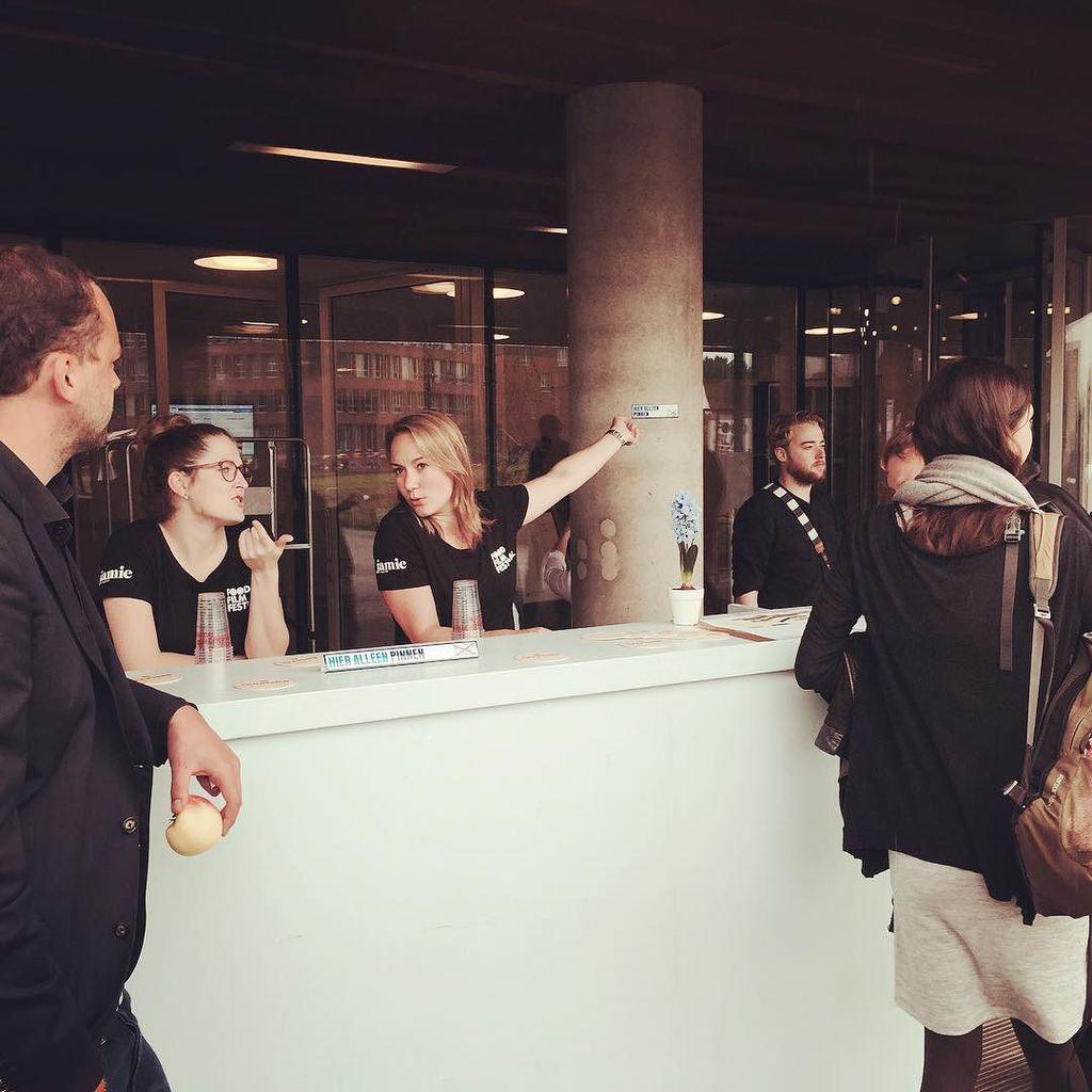 FoodFilmfestiv's tweet photo. De markt is geopend en de eerste barhangers al gespot #FFSeeds #WUR #Zaad #Gulpener #frise… http://t.co/zEAJAVWEZn http://t.co/DcGpxEQGkO