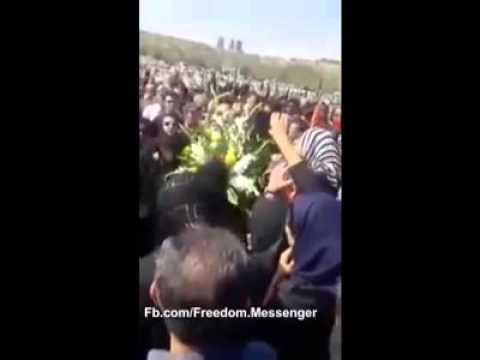 iran_video's tweet photo. Funeral of killed Labour activist Zamani - http://t.co/iYrcHEpDpX #iran ایران# #Iran-Video http://t.co/w2YYpKGF0P