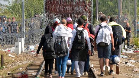 CBCNews's tweet photo. Refugees search for alternatives from Serbia as Hungary closes routes http://t.co/1Fw0hKUrW4 http://t.co/TuzZXOwIrm