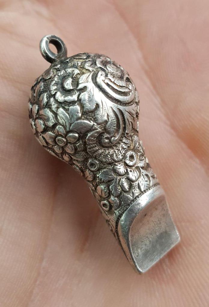 DetectingDigsUK's tweet image. Stunning little silver whistle found on todays Metal Detectives dig in Buckinghamshire by Terry O. Maybe treasure?