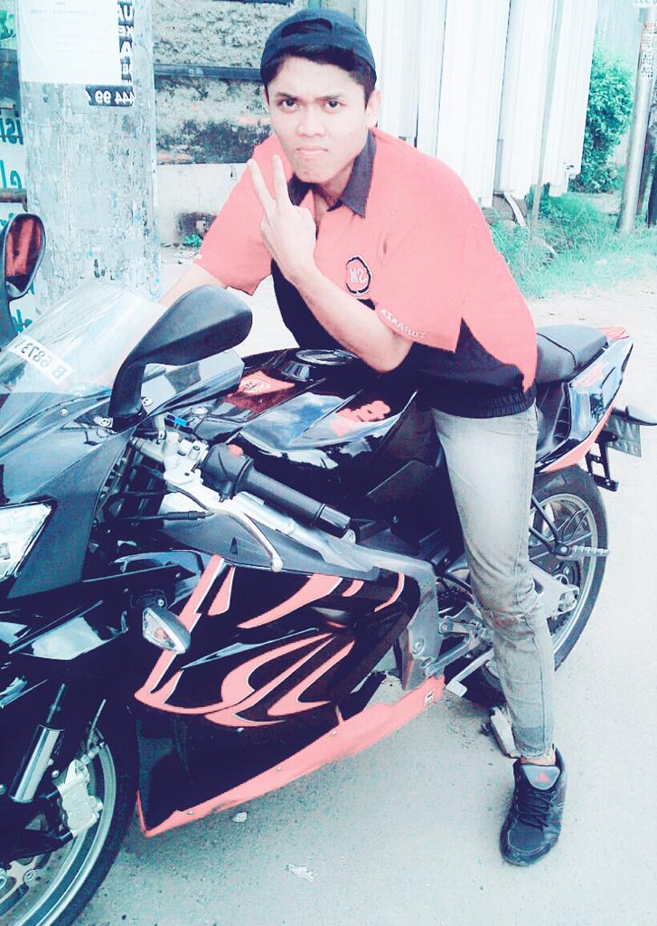 aleyuu2's tweet photo. Teknisi mobil yang keren aku http://t.co/5htA5kzKBY