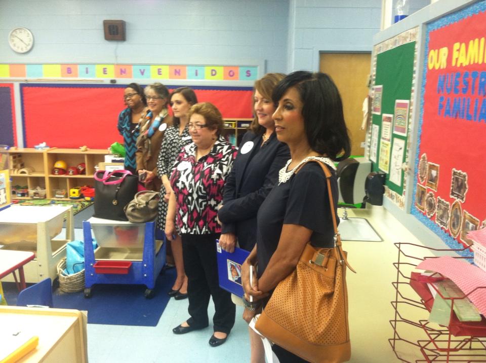 dougkufnerwcnc's tweet photo. Special thanks to Tennessee's First Lady, Crissy Haslam, for reading to kids as part of #ImaginationLibrary http://t.co/Inx1SfP5DQ