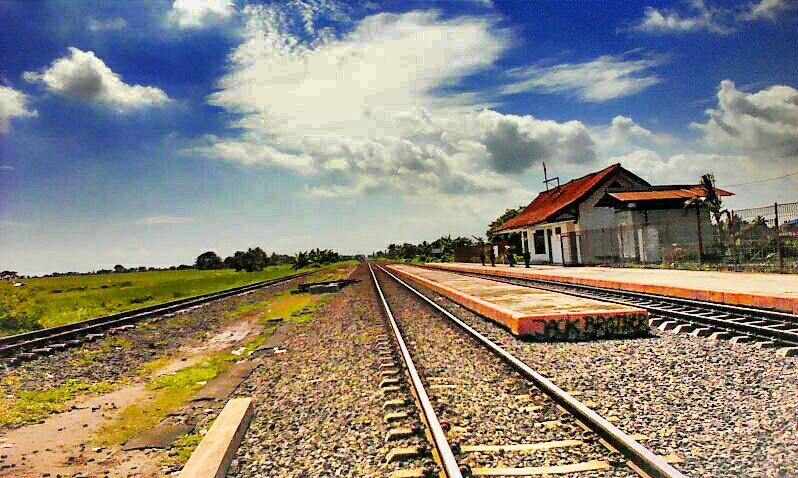Rizkigraphy's tweet photo. #bantenbanget #train #travel #relaxing #bantenexplore at stasiun banten lama http://t.co/evG5s2uudR