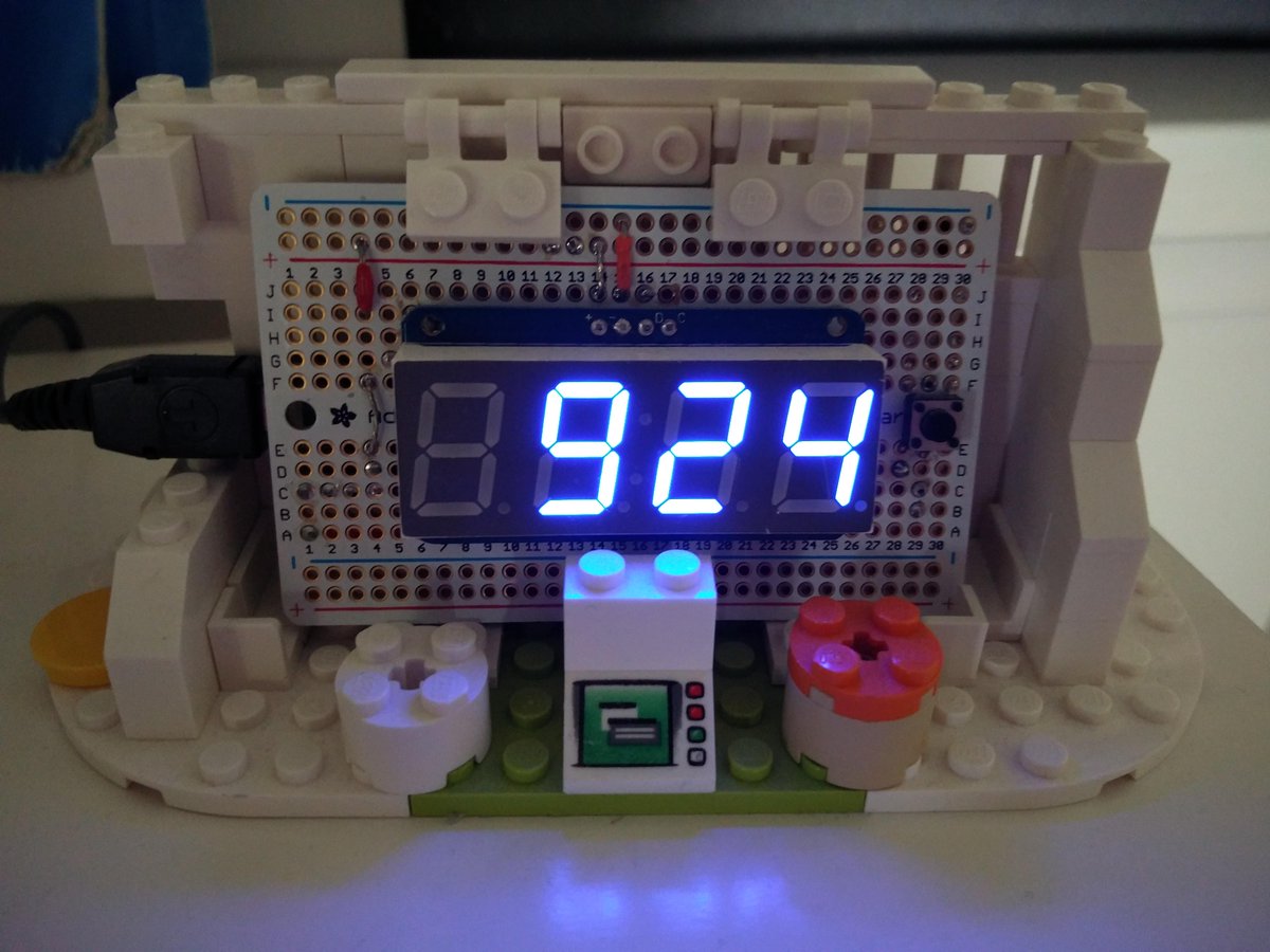 eficker's tweet photo. My 7yo literally did the exact same thing last year. We're white, no arrests were made. #IStandWithAhmed @egyp7 http://t.co/MP00tBrqSn