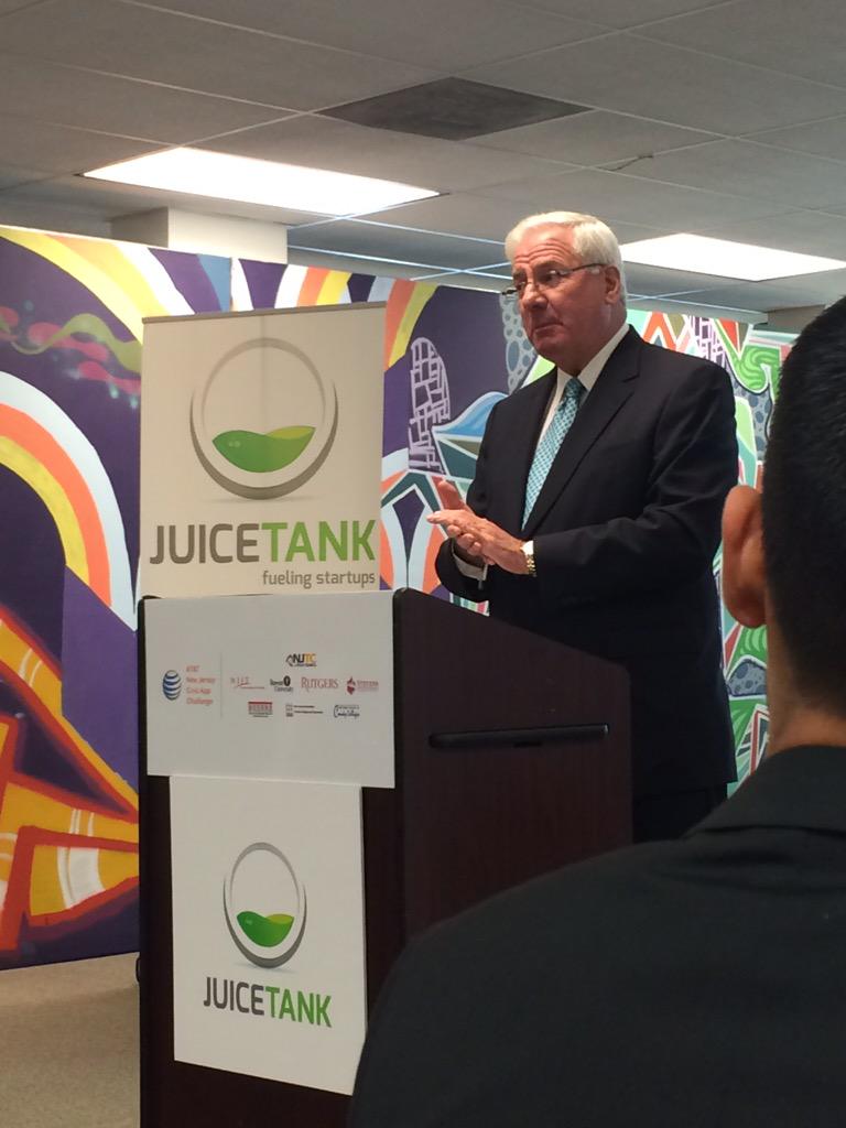 WeAreTechUnited's tweet photo. @ATT speaking on the hackathon #NJATT @JamesBarrood @JUICETANK http://t.co/jkf50qbgRh