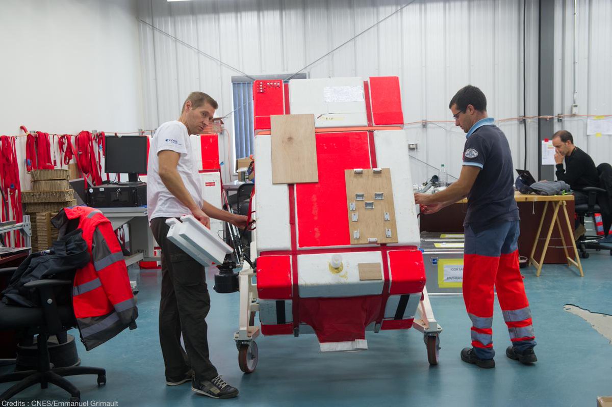 CNES's tweet photo. #Instantanés Préparation de vols #StratoScience à la base de lancement de ballons @TimminsSBB https://t.co/ope41VV9IL http://t.co/GqW2tZD57n