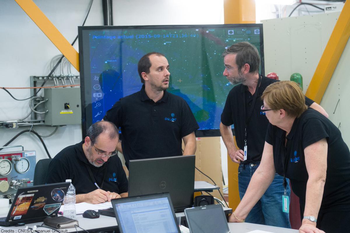 CNES's tweet photo. #Instantanés Préparation de vols #StratoScience à la base de lancement de ballons @TimminsSBB https://t.co/ope41VV9IL http://t.co/GqW2tZD57n
