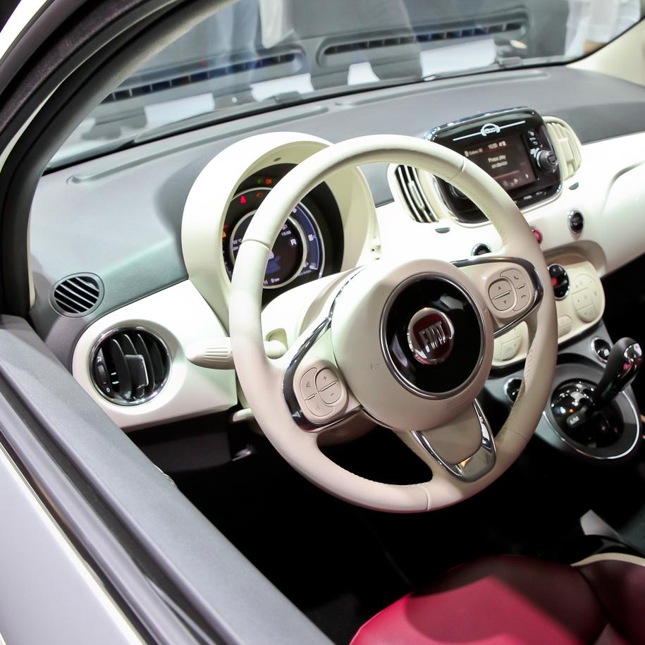 fiat's tweet photo. A #IAA2014 #Nuova500 si presenta con uno stile unico. Ecco il look fresco ed estivo del “Navy”. #FrankfurtMotorShow http://t.co/4Bm6ojd8VW