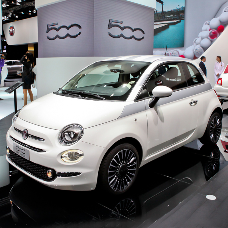 fiat's tweet photo. A #IAA2014 #Nuova500 si presenta con uno stile unico. Ecco il look fresco ed estivo del “Navy”. #FrankfurtMotorShow http://t.co/4Bm6ojd8VW