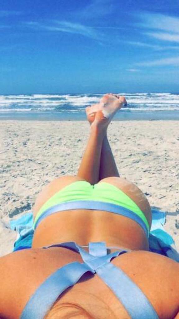 MagicTapeworm's tweet photo. @TravTebow @hockey_mac @Monly1991 @tntradioempire Another #AssWednesday #RumpDay theme: #SandyAsses http://t.co/QzgyXPXjMV