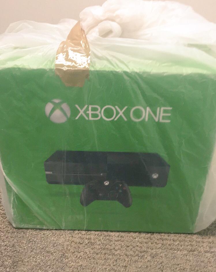 TBT9_W9's tweet photo. .@XboxFR Bien reçu, merci ! On préfère l'offrir aux téléspectateurs de #TPMP !
Ça vous tente les chéris ? 🎮😉 #XboxOne http://t.co/S45HhFkjEg
