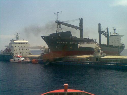 isherD's tweet photo. #ship #collision #shipsinpics http://t.co/ZzNm0RuC3f
