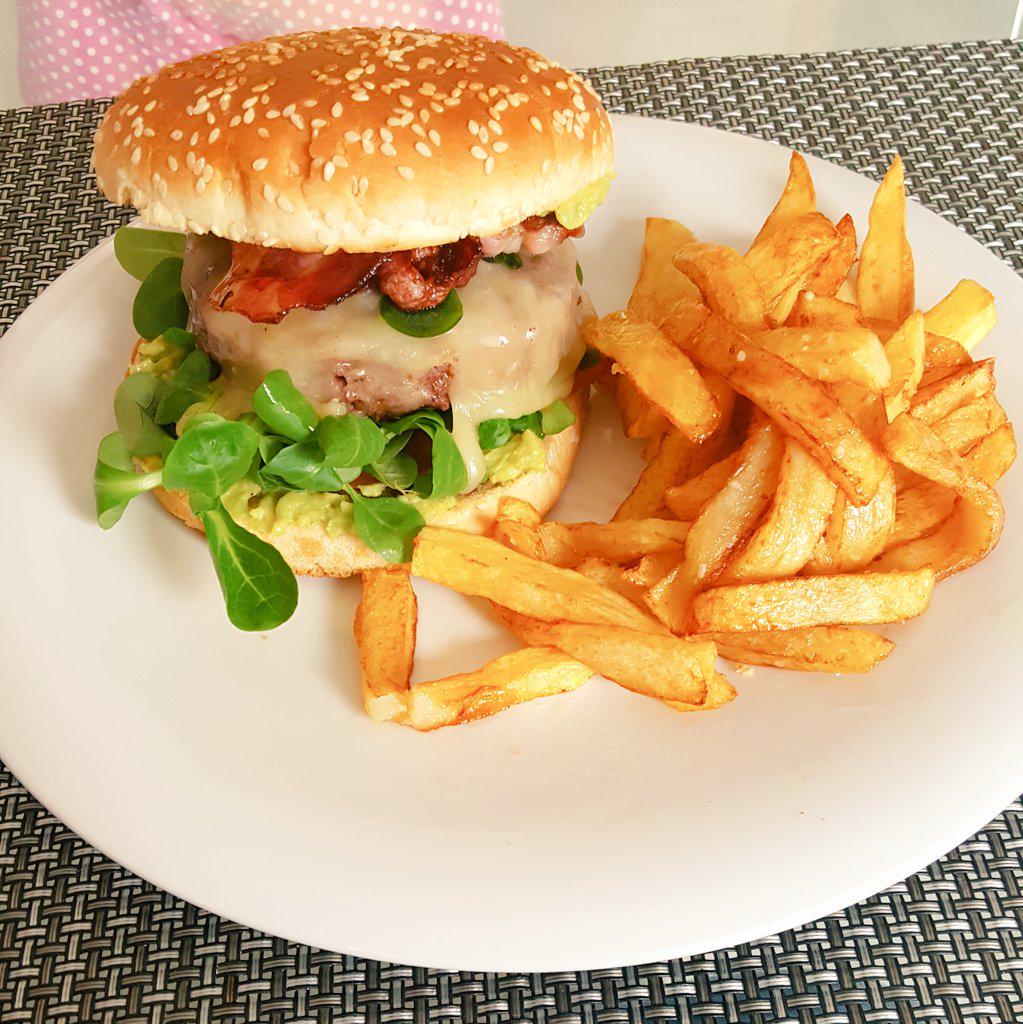 SilviaRF_'s tweet photo. Aaaaay, la dieta. 😋🍔Ventajas de tener una hermana fan de Top Chef 👏 @MaykaUp  #Hamburguesadefinitiva http://t.co/uEu2KUxIT1