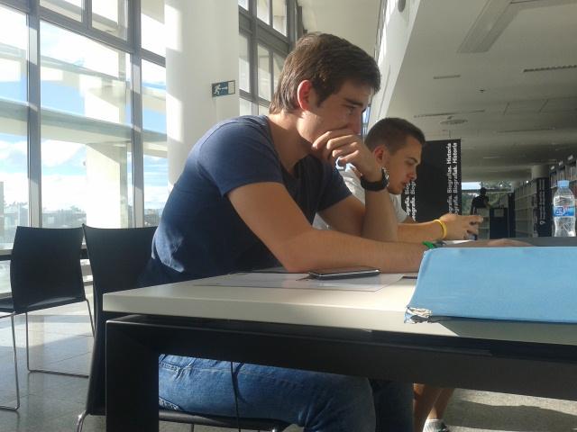 iriguibel's tweet photo. Estudiar cabrones. Levantad el pais.@Asiercia @mitxeletxenike  #vuelvennuestrastardes http://t.co/fkQWhQiF5a