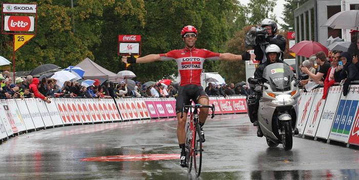 tourdewallonie's tweet photo. @jensdebus @Lotto_Soudal Vaibnqueur du #grandprixdewallonie #gpw2015 #citadelle Namur. 1èrevictoire pro en solitaire http://t.co/c4vXVKHcYS