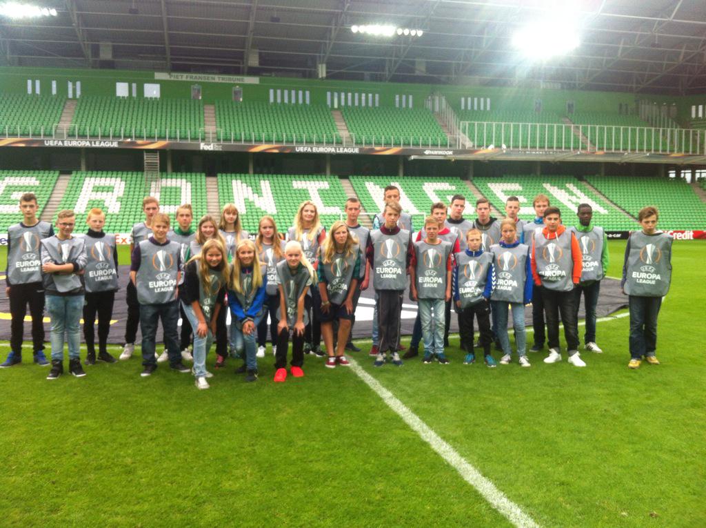 Groby_FCG's tweet photo. De Centre Circle doekdragers hebben hun taak alvast geoefend, morgen mogen ze voor " het echie" #grooly http://t.co/77X3M9IJ6e