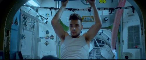 H4RRYLOVELY's tweet photo. ese momento en el video de DMD en donde a todas nos dio un infarto al ver a liam así  😍

 #EMABiggestFans1D http://t.co/tZIFUXmKlN