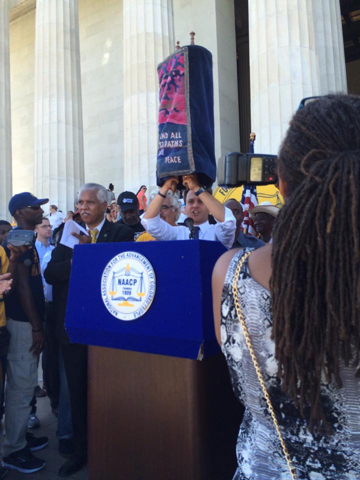 ReformRabbis's tweet photo. Another amazing moment with the traveling Torah on America's Journey for Justice. #TzedekSummer #JusticeSummer http://t.co/NKVQEFjGi1