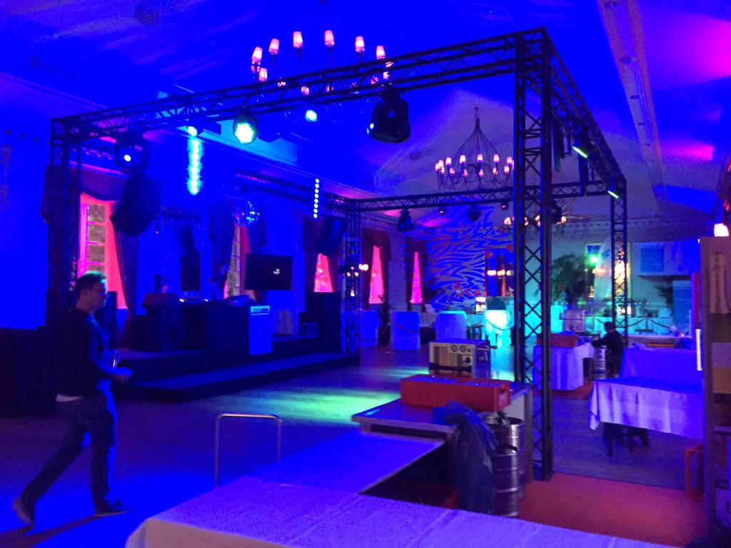 StammtischKoeln's tweet photo. Ääääääh, es ist wieder PHANTASTISCH - ab 19h gehts los! #osparty #dmexco #wolkenburg Abendkasse ist offen. http://t.co/2WnLIA0tBF