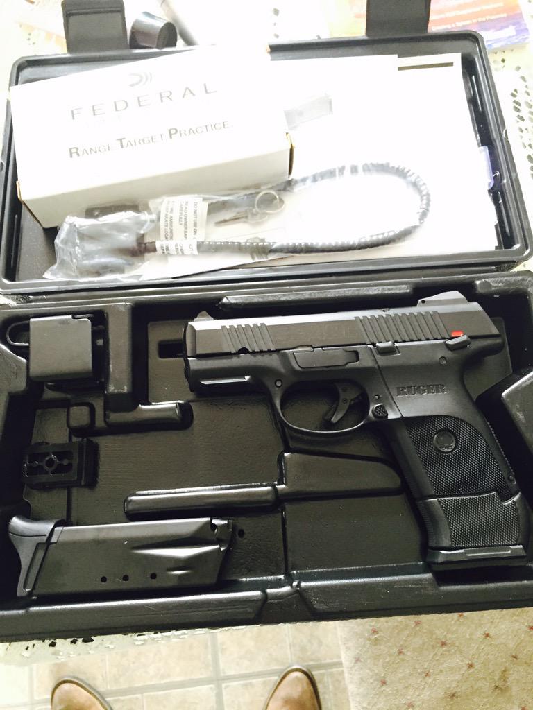 McmillanBrice's tweet photo. Happiness is when your wife buys you a new handgun. #ruger #SR40c http://t.co/IcAXQaTooQ