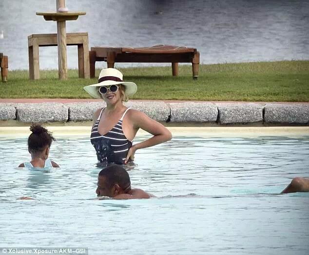 MapsMaponyane's tweet photo. #TweetOfTheWeek type stuff😂"@KMalatji: Beyonce on some: "Abuti o etsang?... Wa swima?... Jay-Z!... heh bathong baby" http://t.co/is6TAjoj4G"