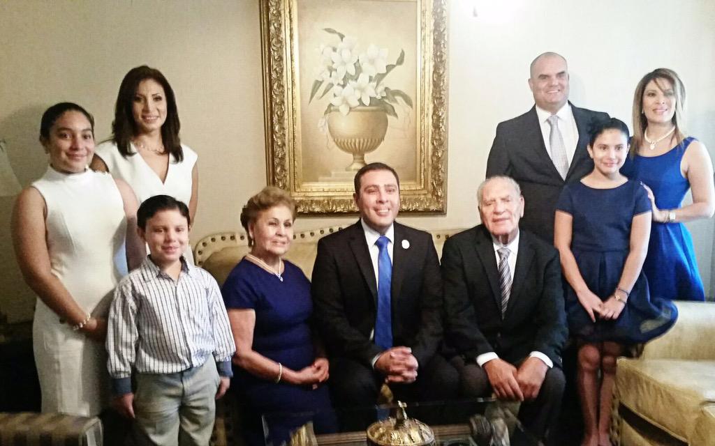 Con la familia, listo para acudir a rendir protesta como Presidente Municipal de #Nogales.