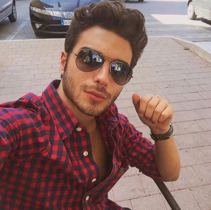 FrancescaLaur12's tweet photo. Votate per il re dei selfie e delle duckface @GianGinoble 
@ilvolo #LMIA2015 http://t.co/A13LhDAit0