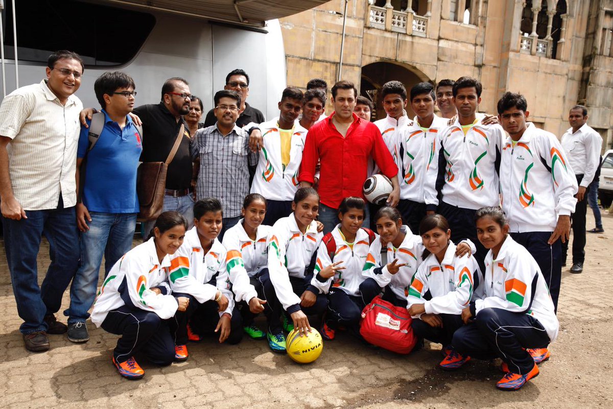 BeingSalmanKhan's tweet image. Wishing #teamindia all the best for the #Hwc2015 . Heard the girls r playing very well @slumsoccer