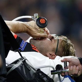 detikcom's tweet photo. Ramai-ramai Mendoakan Kesembuhan Luke Shaw http://t.co/t4xUAFkrUc  via @detiksport http://t.co/CAVefxDbN4