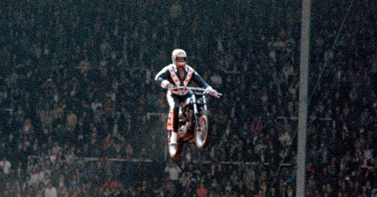 MovieTickets's tweet photo. Darren Aronofsky is set to direct the new #EvelKnievel biopic starring Channing Tatum as the late stuntman. http://t.co/g5Sc2VcRfB