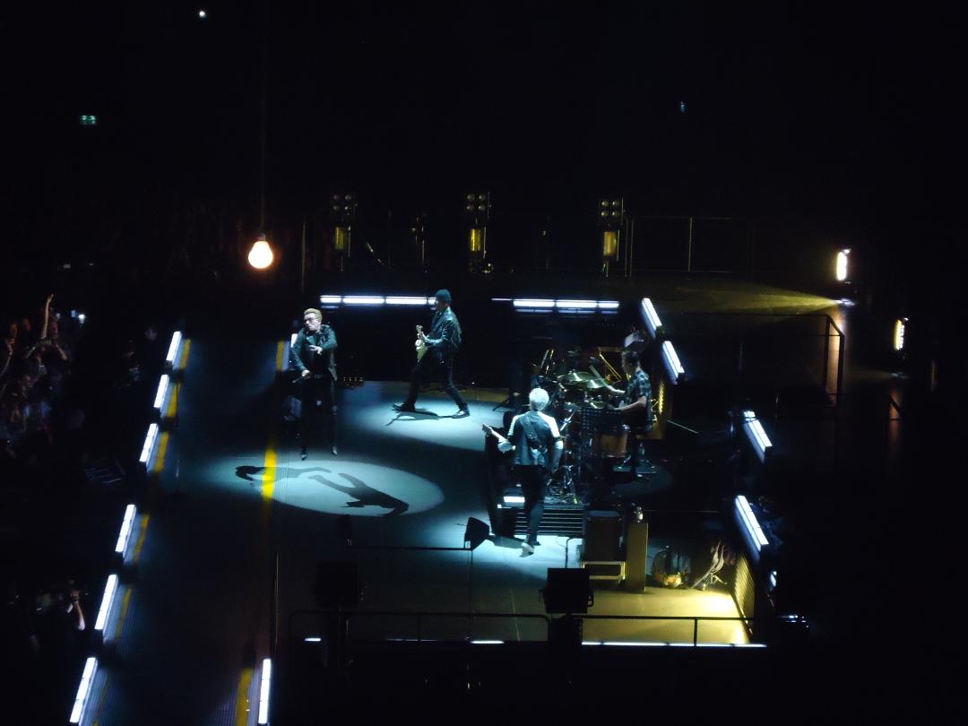 u2fanmm's tweet photo. Out of Control @U2
#U2ieTour #AMS4
#concertlife #BestTimeEver http://t.co/LIuwiJrasl